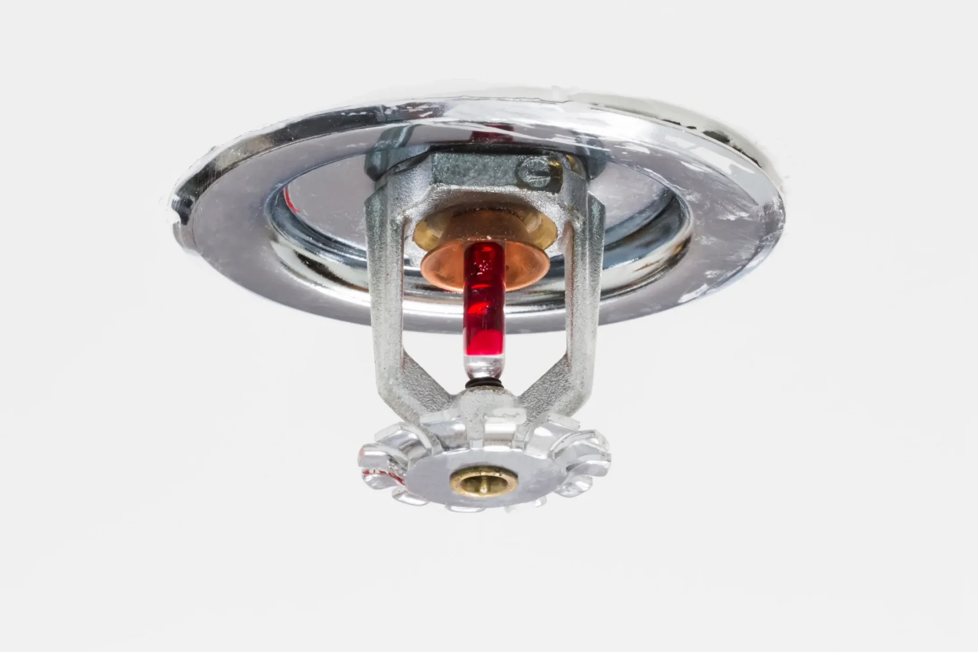 Recessed ceiling fire sprinkler with red bulb